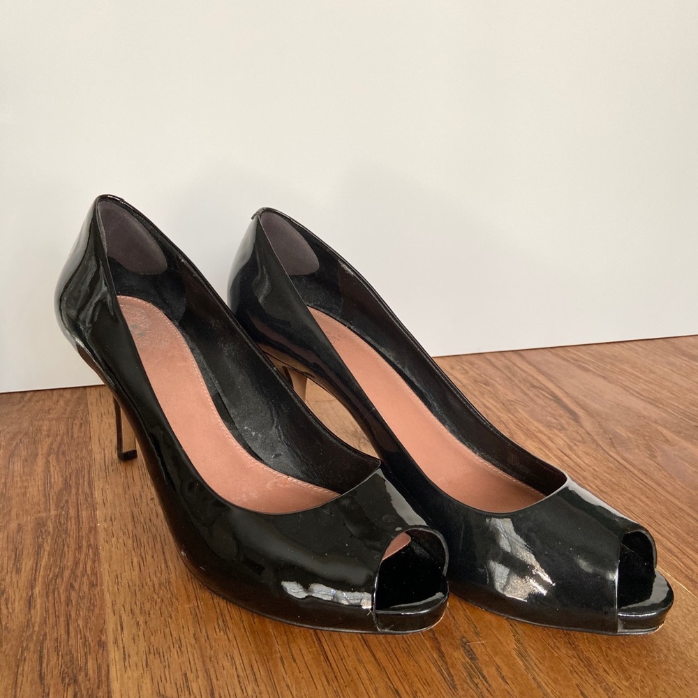 Black peep-toe heals